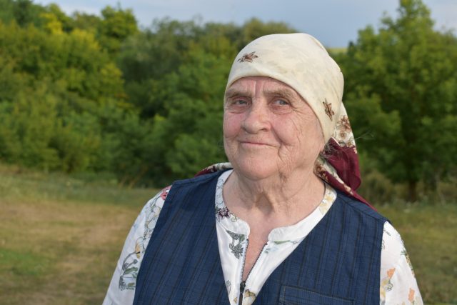 Maria Siminel-Panfilov în satul de baștină Gordinești, Rezina. 