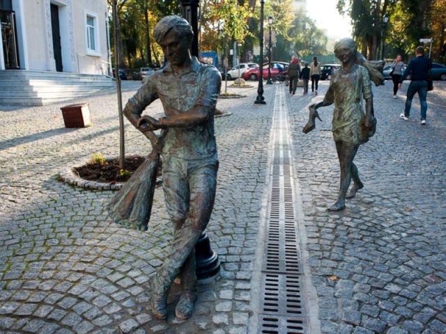 Sculpturile de pe strada pietonală din Chișinău au fost realizate de Pavel Ogreja