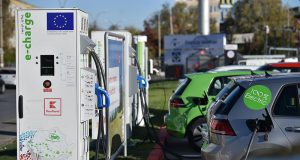 O stație de alimentare pentru automobilele electrice, situată pe teritoriul unui market din Chișinău, alimentarea fiind pe gratis.