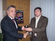 Un premiu din partea președintelui Federației de Lupta Națională Trânta, S. Busuioc