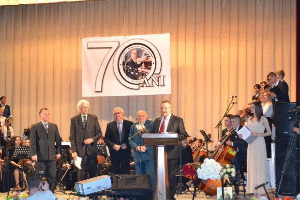 Profesorul Vasile Roșcovan (al doilea din dreapta) este felicitat, alături de alți colegi profesori, cu ocazia aniversării a 70-a a instituției, foto: diez.md