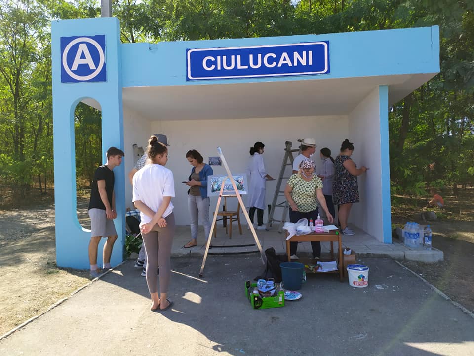 Arhiva personală. Elevii și profesorii pictează stația din raionul Telenești