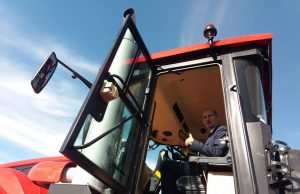 Ministrul Agriculturii, Ion Perju, la volanul unui tractor „Kirovets”.Tractorul cel mic „Kirovets” este dezmierdat Kiriușa.