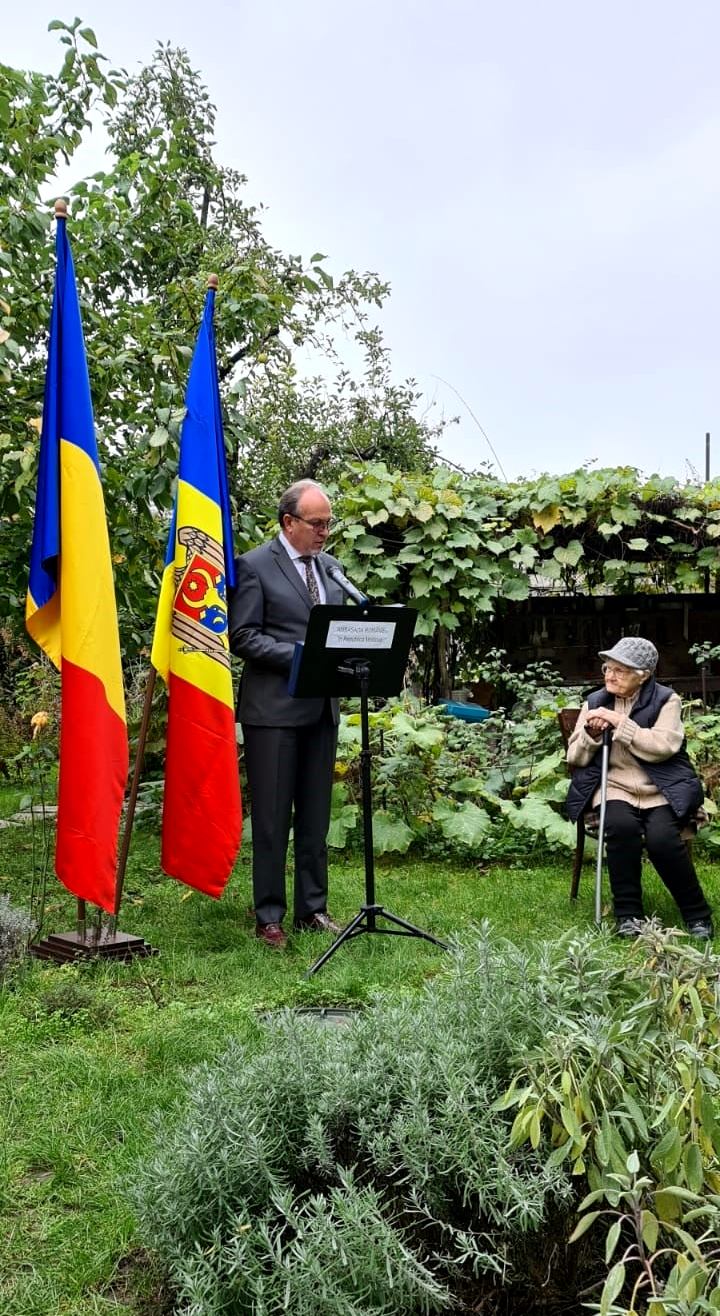 La cei 100 de ani, Valentina Rusu-Ciobanu primește felicitări din partea Excelenței Sale Daniel Ioniță, Ambasador al României la Chișinău