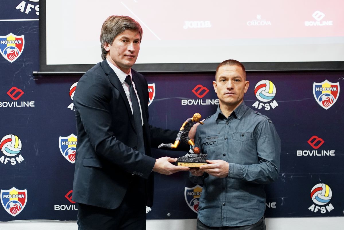 Alexandru Golban (în stânga) îi înmânează lui Andrian Lașcu trofeul de Cel mai bun jucător al anului