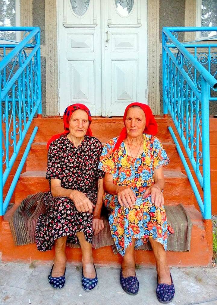 Feodosia Magari (stânga) la anii bătrâneții, cu nepoata sa, Maria, soția luptătorului Dumitru Donică, pomenit în articol. Satul Recea, anii 90 sec 20, foto de familie.