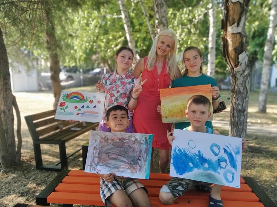 Valeria Barbas cu copii ucraineni refugiați, în cadrul Atelierului Мій Дім Україна / Casa mea Ucraina