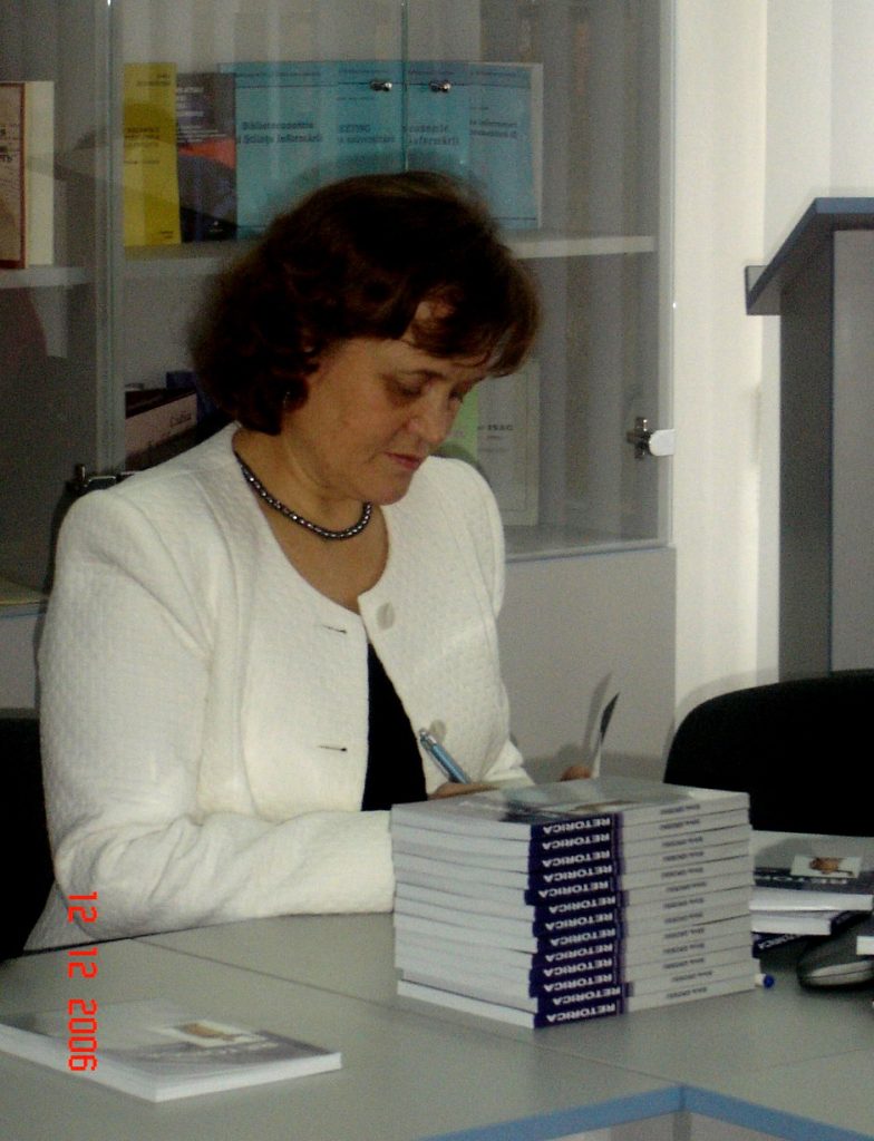 La o lansare, oferind autografe pentru cartea „Retorica”, ed. II, 2009