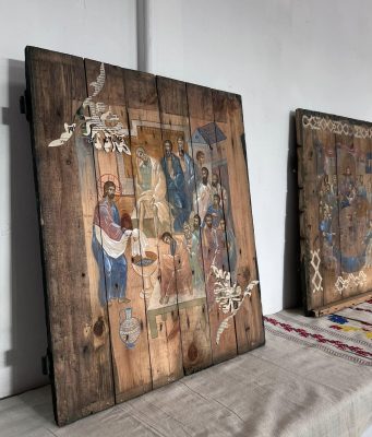 Icoane pictate pe lăzi de muniții de către doi artiști din Ucraina, Sonia Atlantova și Oleksandr Klymenko, Muzeul Național al Țăranului Român Foto: facebook Vladimir Bulat