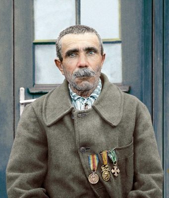 „Veteran al primului război mondial, decorat cu Medalia internaţională Victoria, Medalia Bărbăţie şi Credinţă cu spade şi Crucea Comemorativă 1916 - 1918.” Sursa foto: pagina de Facebook a lui Vitalie Ciobanu