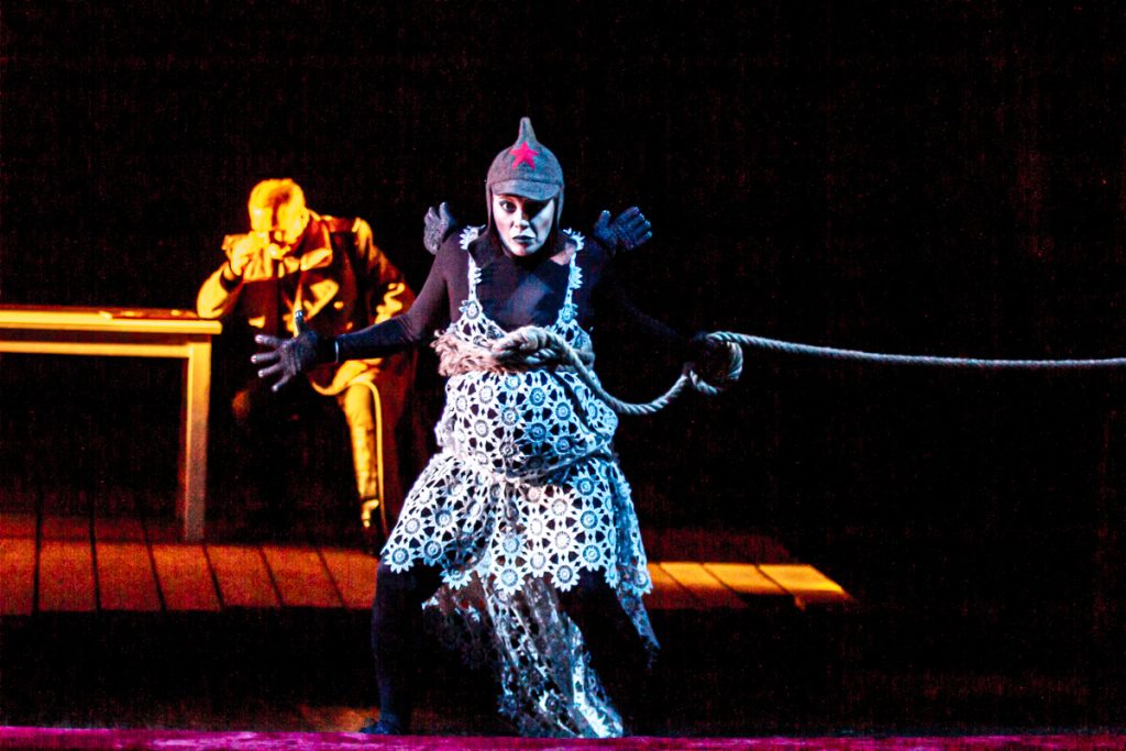 Scene din spectacolul „Capcana” de Mihail Bulgakov, în regia lui Petru Hadârcă, Teatrul Național „Mihai Eminescu” din Chișinău