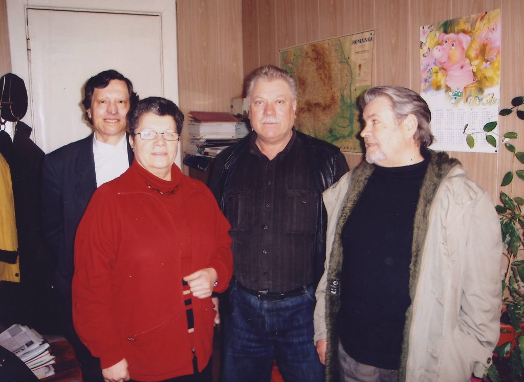 În biroul Fondului Literar, cu scriitorii Zina Cenușă, Efim Tarlapan și Ion Ciocanu, 2007. Fotografie din arhiva „Nicolae Răileanu”, MNLR