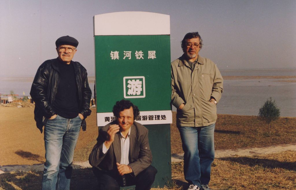 Cu scriitorii Andrei Burac și Leo Butnaru pe malul râului Huang He (Fluviul Galben) din China, 2003